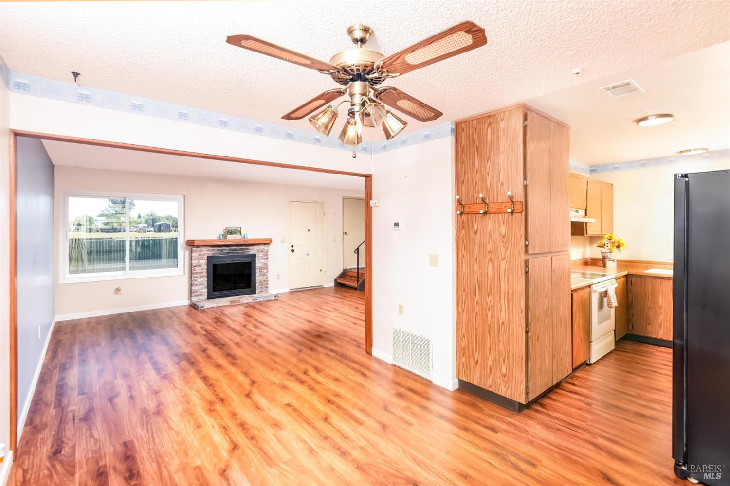 Detail Gallery Image 9 of 26 For 1451 Gold Way, Rohnert Park,  CA 94928 - 3 Beds | 1/1 Baths