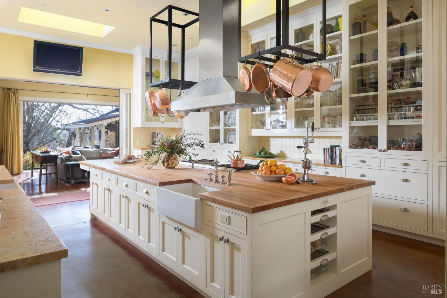 Detail Gallery Image 9 of 37 For 18730 Canyon Rd, Sonoma,  CA 95476 - 4 Beds | 4/1 Baths