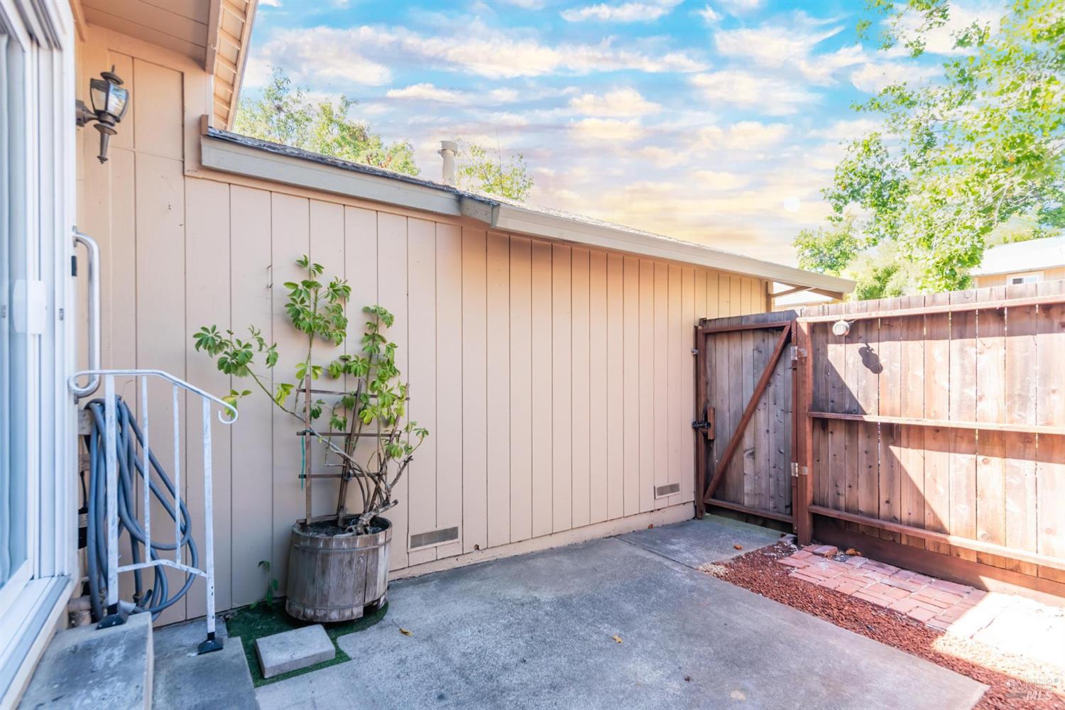 Detail Gallery Image 5 of 26 For 1451 Gold Way, Rohnert Park,  CA 94928 - 3 Beds | 1/1 Baths