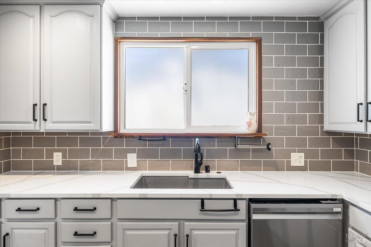 Detail Gallery Image 10 of 33 For 2420 Lomitas Ave, Santa Rosa,  CA 95404 - 4 Beds | 2 Baths