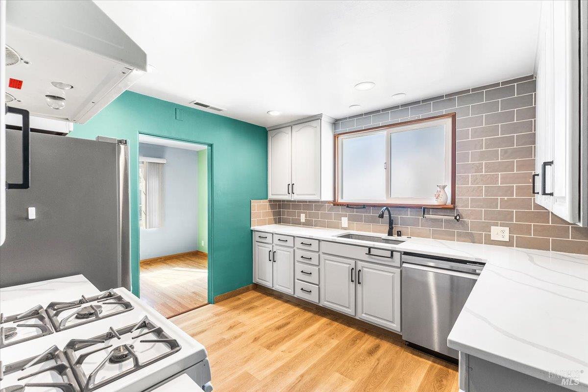 Detail Gallery Image 11 of 33 For 2420 Lomitas Ave, Santa Rosa,  CA 95404 - 4 Beds | 2 Baths