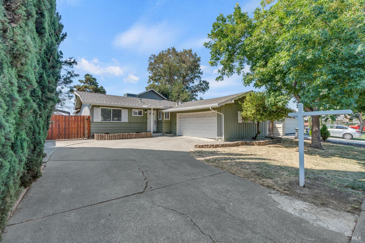Detail Gallery Image 1 of 37 For 1331 Canterbury Dr, Fairfield,  CA 94533 - 4 Beds | 2 Baths