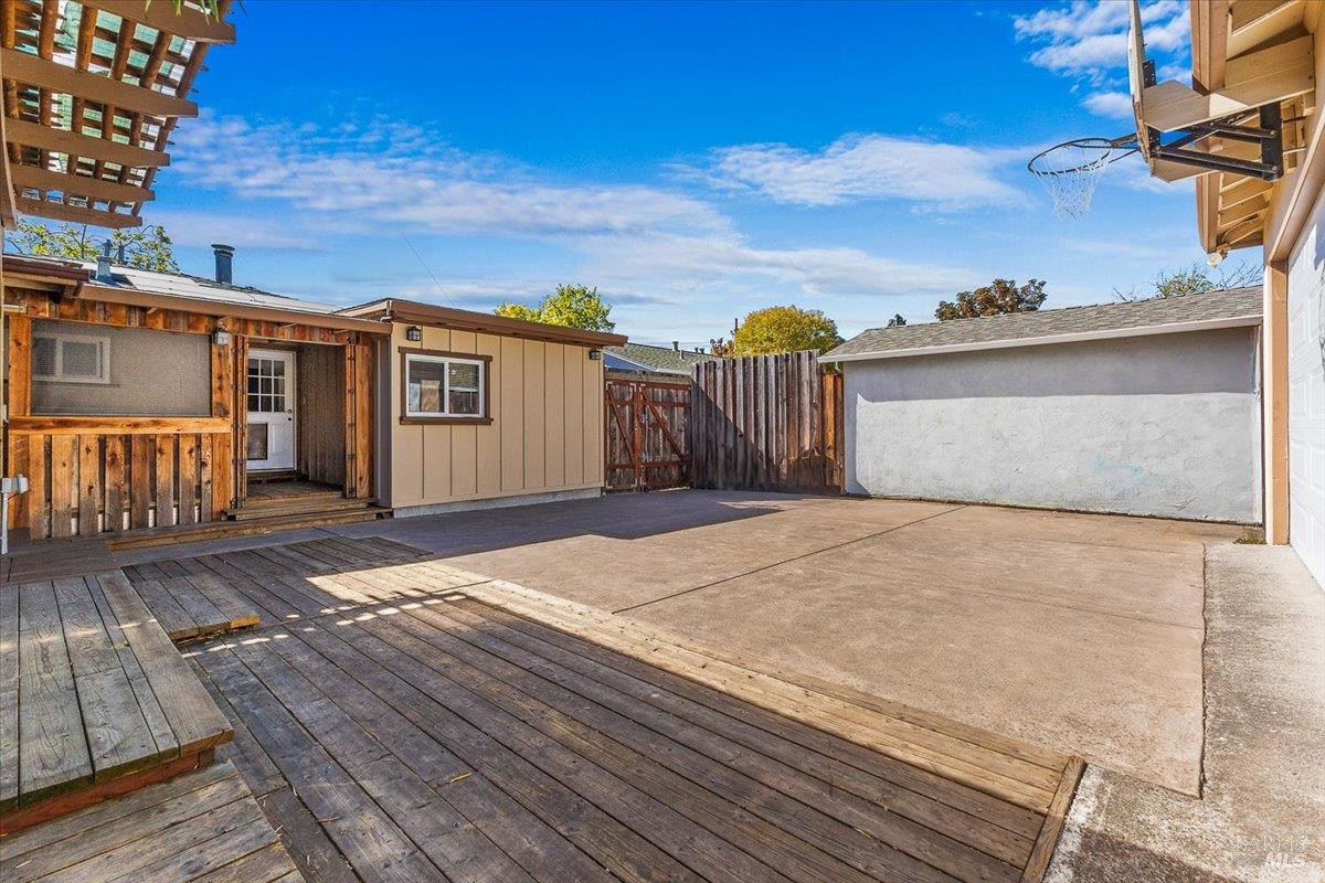 Detail Gallery Image 27 of 33 For 2420 Lomitas Ave, Santa Rosa,  CA 95404 - 4 Beds | 2 Baths