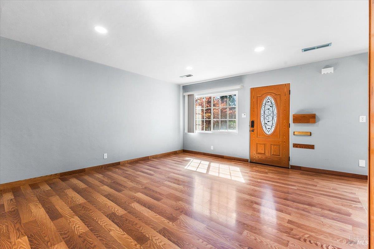 Detail Gallery Image 6 of 33 For 2420 Lomitas Ave, Santa Rosa,  CA 95404 - 4 Beds | 2 Baths