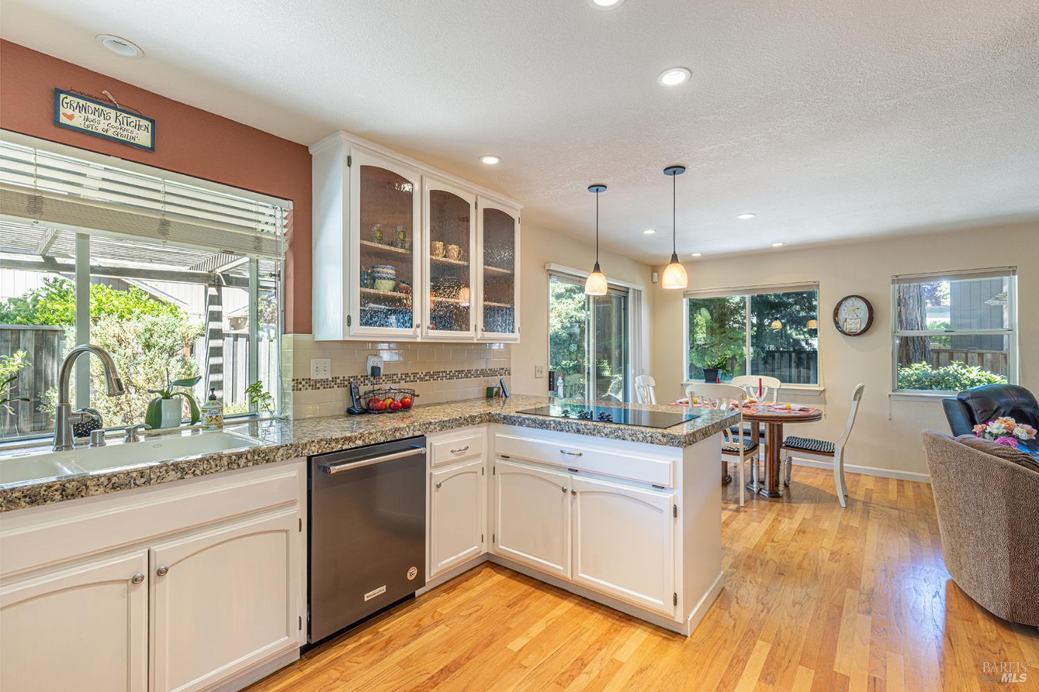 Detail Gallery Image 5 of 17 For 66 Noonan Ranch Cir, Santa Rosa,  CA 95403 - 3 Beds | 2/1 Baths