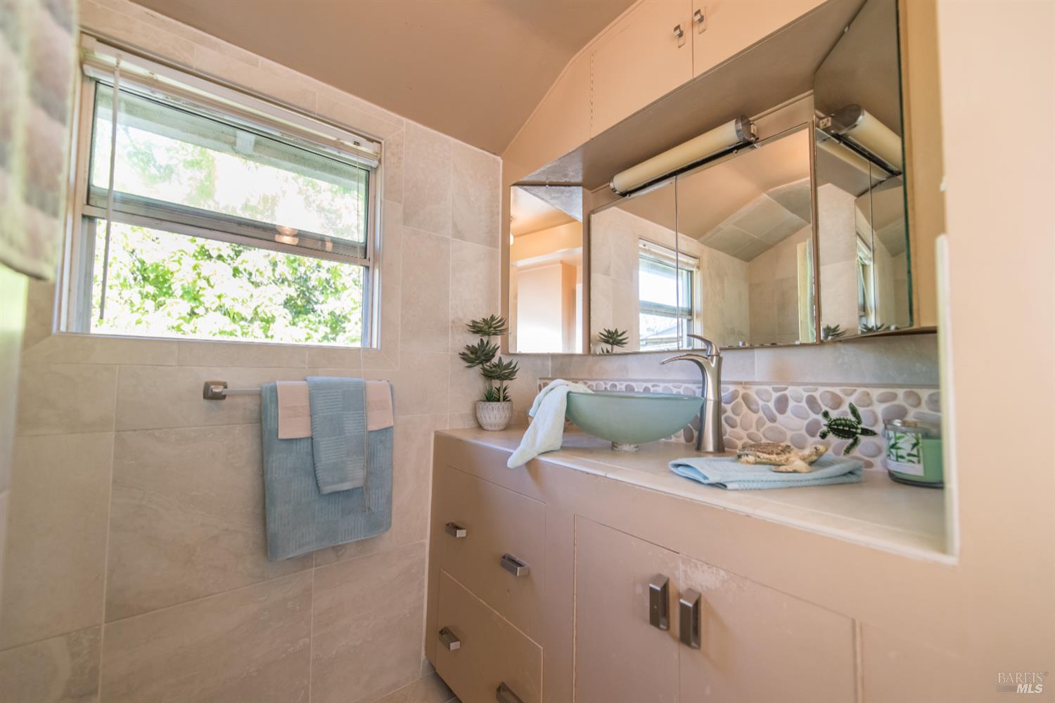 Detail Gallery Image 21 of 88 For 5301 Hutchinson Rd, Sebastopol,  CA 95472 - 3 Beds | 3 Baths