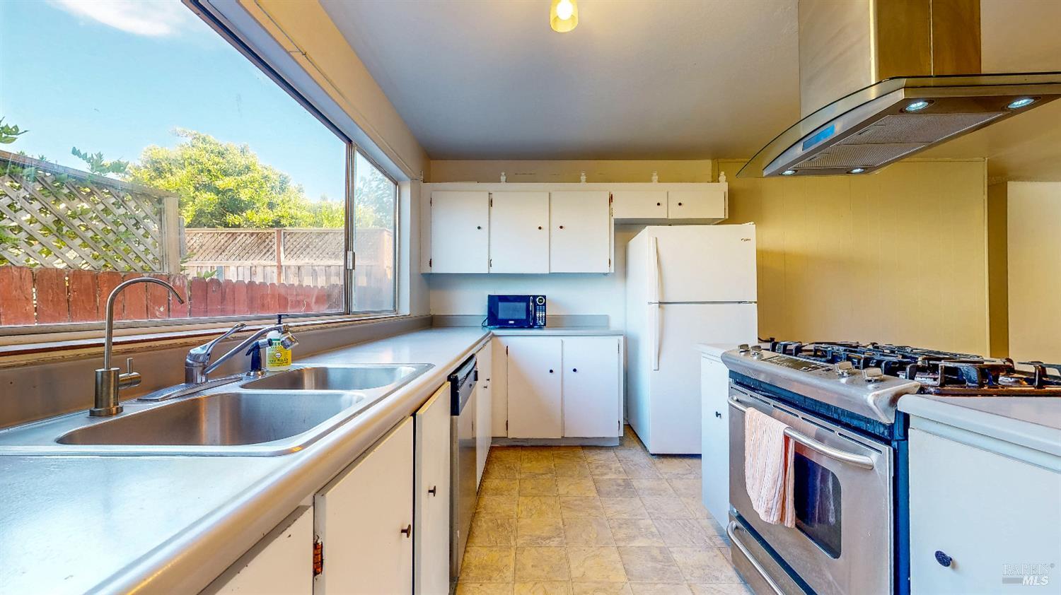 Detail Gallery Image 14 of 47 For 805 Lombard Way, Rohnert Park,  CA 94928 - 4 Beds | 2 Baths
