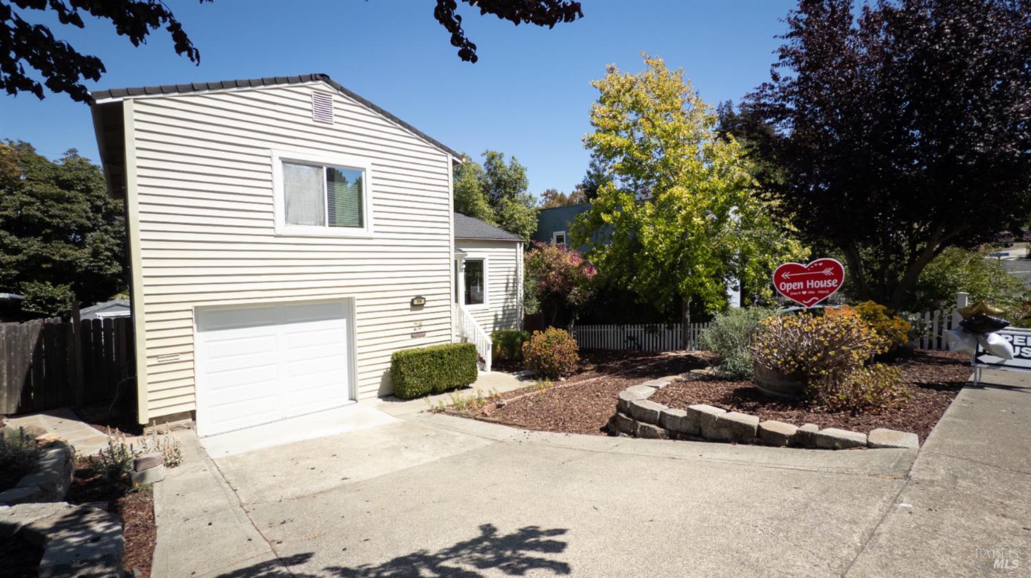 Detail Gallery Image 2 of 37 For 28 D St, Vallejo,  CA 94590 - 2 Beds | 1 Baths