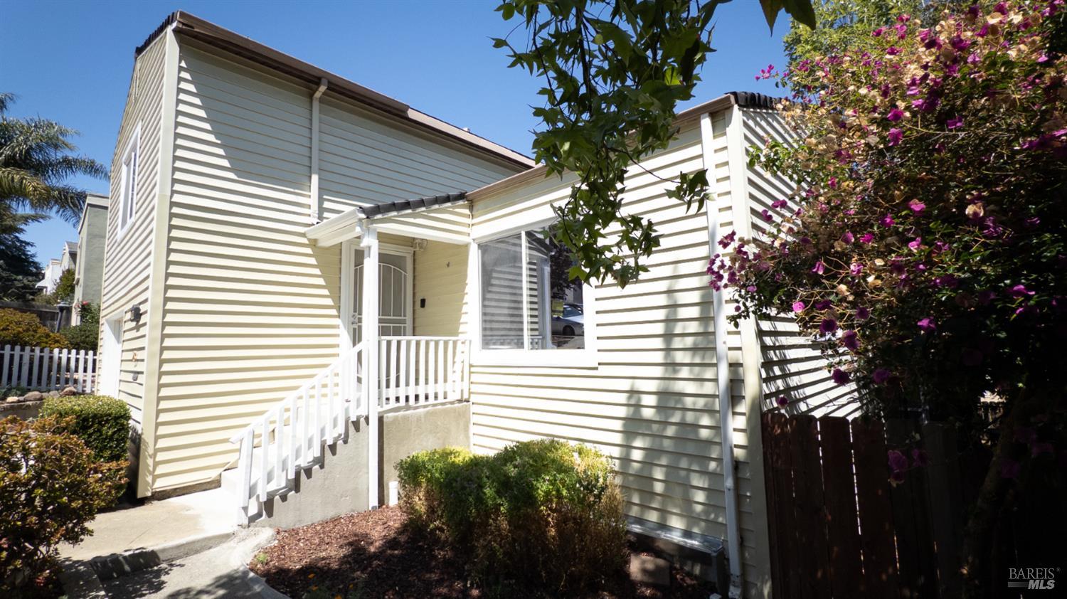Detail Gallery Image 3 of 37 For 28 D St, Vallejo,  CA 94590 - 2 Beds | 1 Baths