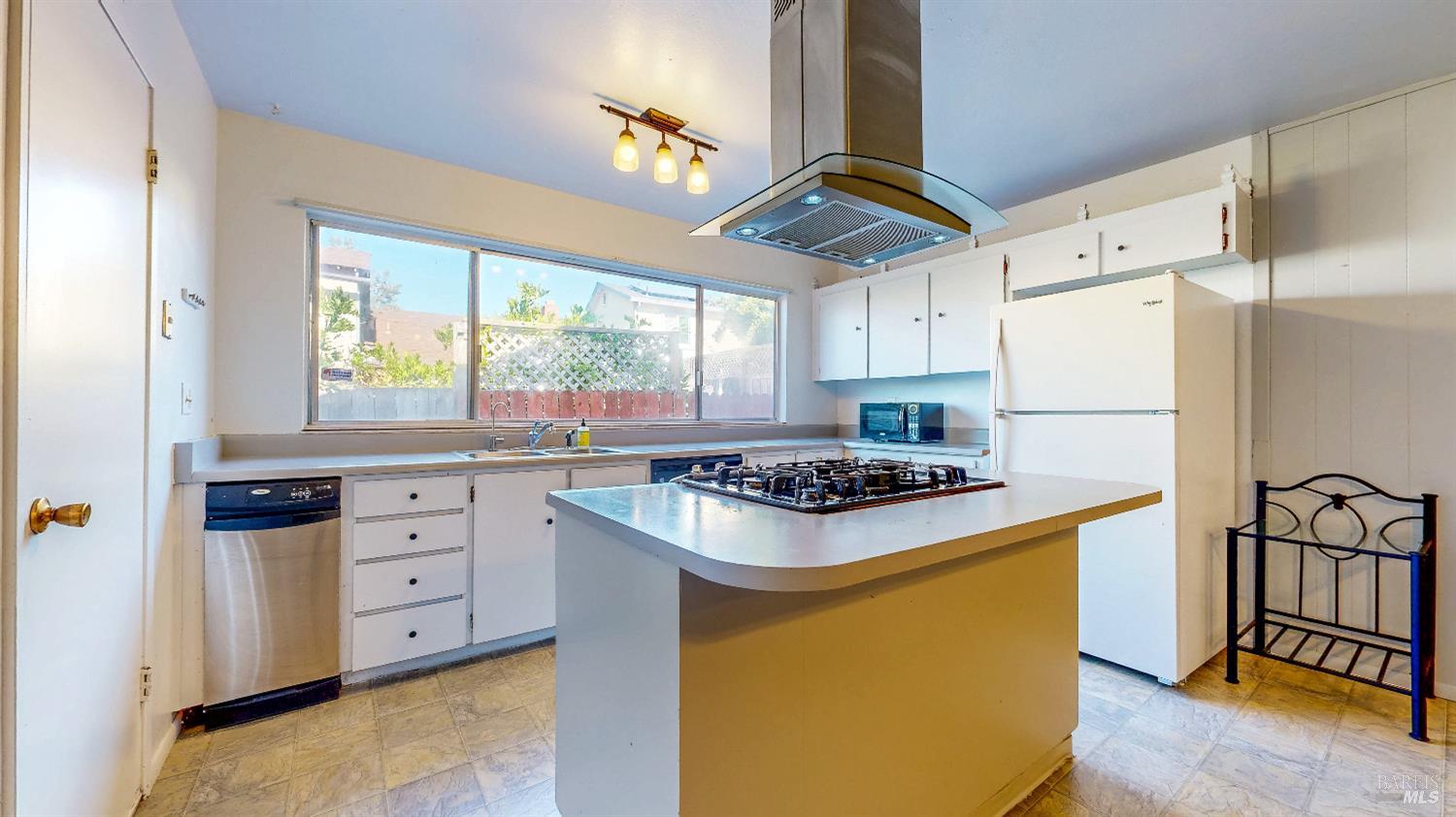 Detail Gallery Image 15 of 47 For 805 Lombard Way, Rohnert Park,  CA 94928 - 4 Beds | 2 Baths