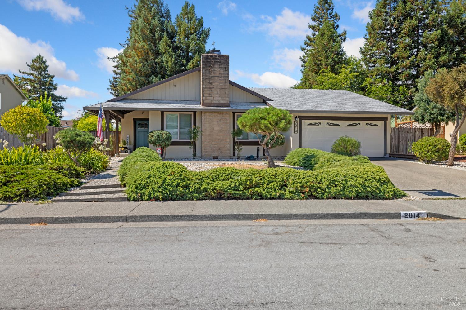 Detail Gallery Image 2 of 42 For 2014 Crinella Dr, Petaluma,  CA 94954 - 4 Beds | 2 Baths