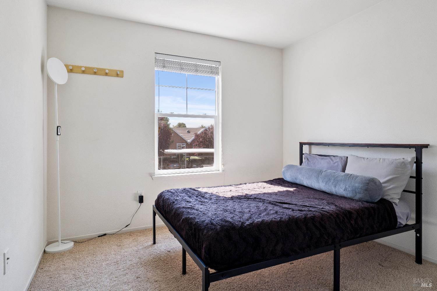 Detail Gallery Image 8 of 12 For 402 Bolling Cir, Novato,  CA 94949 - 3 Beds | 2/1 Baths