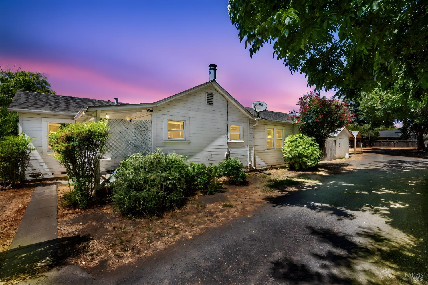 Detail Gallery Image 7 of 34 For 2311 Guerneville Rd, Santa Rosa,  CA 95403 - 3 Beds | 1 Baths