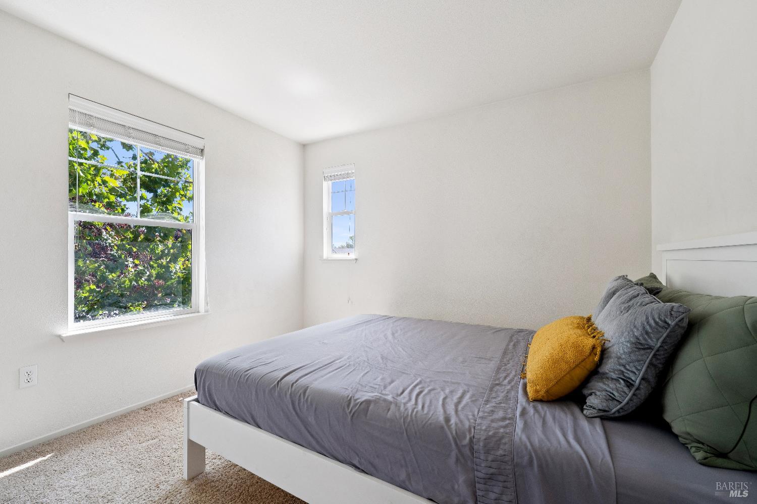 Detail Gallery Image 7 of 12 For 402 Bolling Cir, Novato,  CA 94949 - 3 Beds | 2/1 Baths