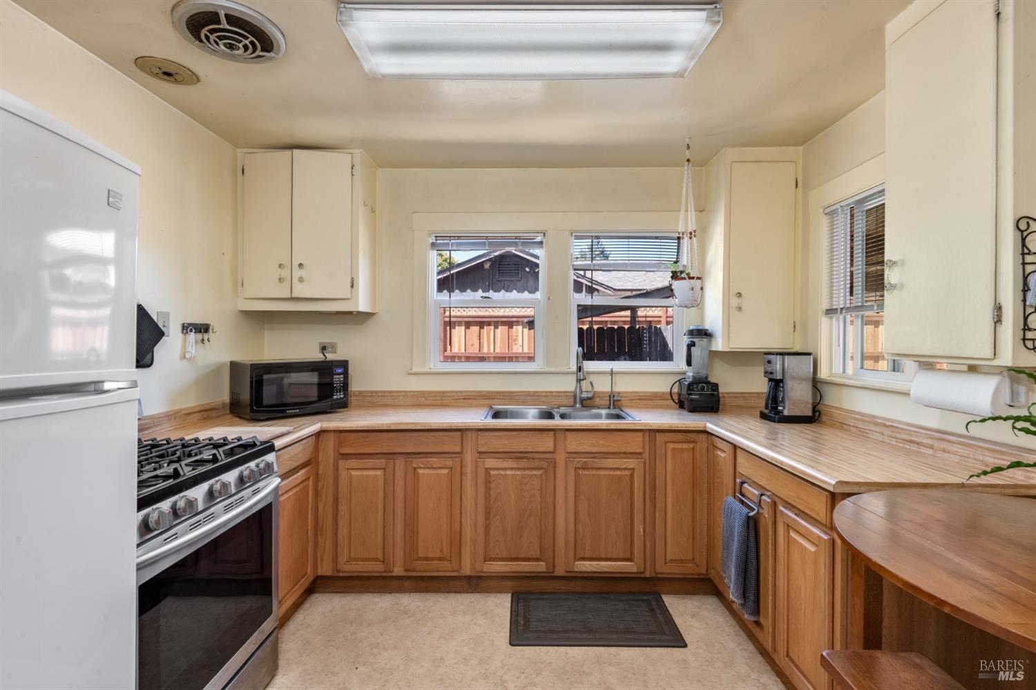 Detail Gallery Image 3 of 34 For 2311 Guerneville Rd, Santa Rosa,  CA 95403 - 3 Beds | 1 Baths