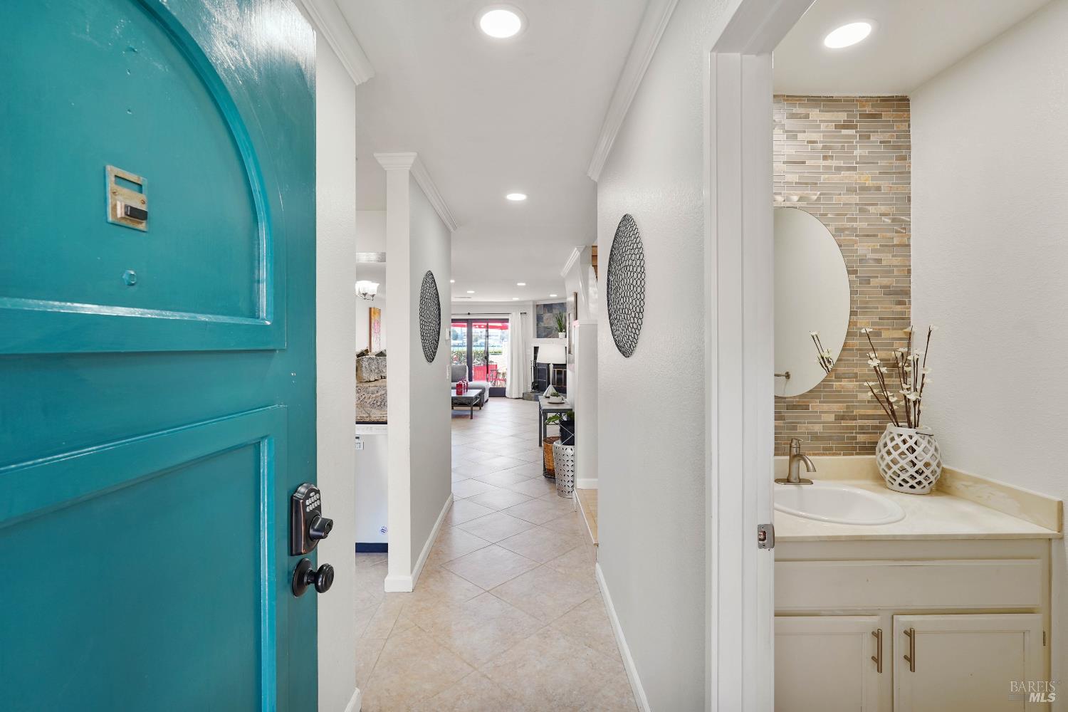 Detail Gallery Image 2 of 35 For 167 Nantucket Ln, Vallejo,  CA 94590 - 2 Beds | 2/1 Baths