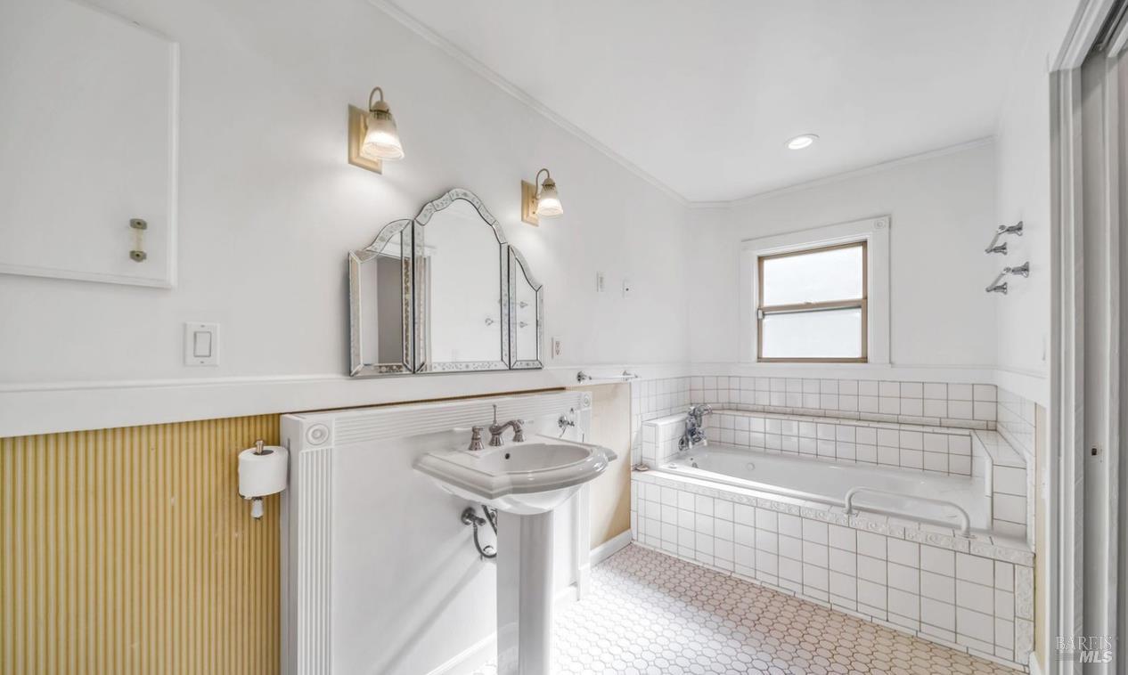 Detail Gallery Image 12 of 20 For 8125 Earl St, Oakland,  CA 94605 - 2 Beds | 2 Baths