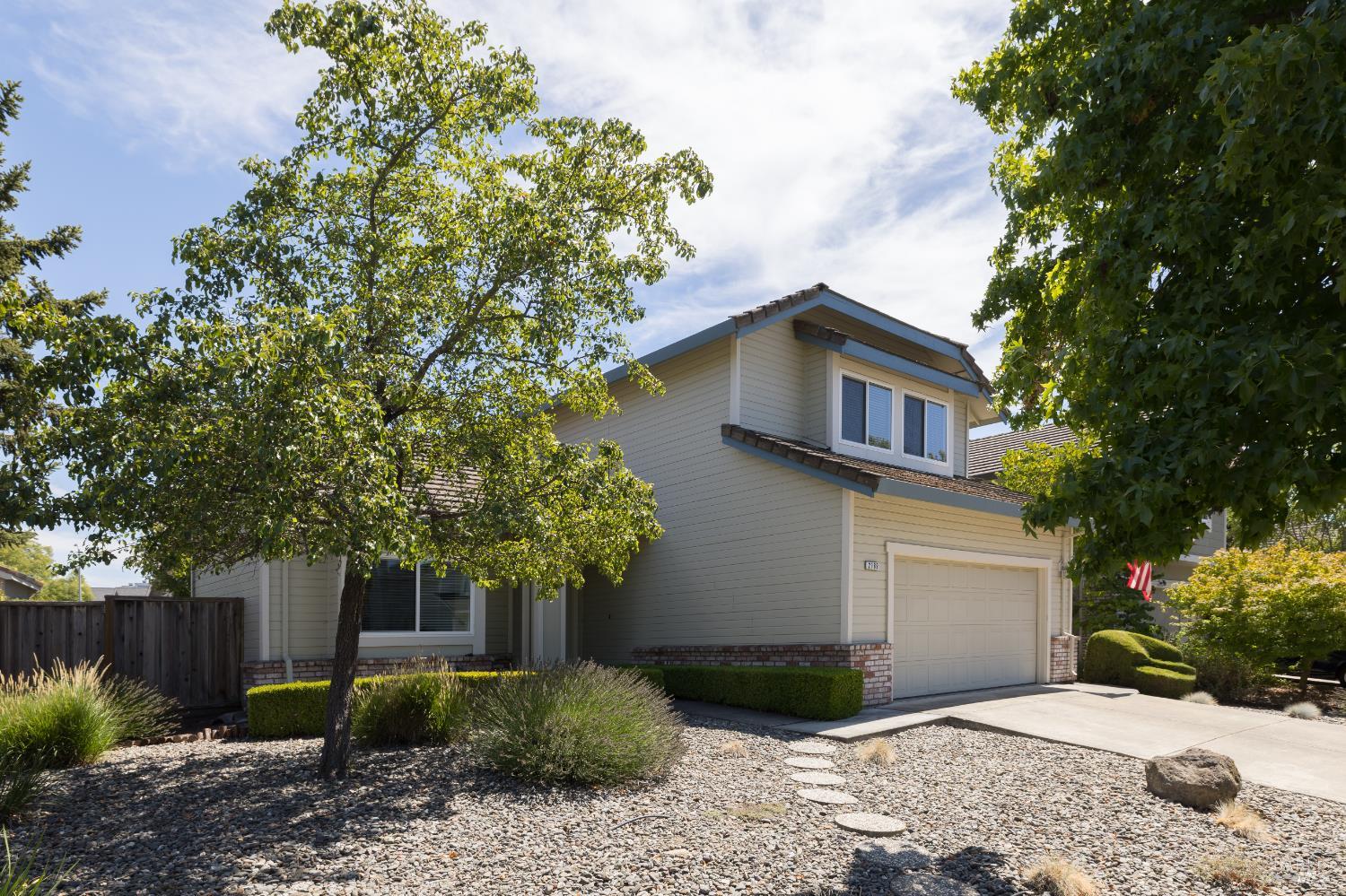 Detail Gallery Image 2 of 36 For 2189 Saint Augustine Cir, Petaluma,  CA 94954 - 3 Beds | 2/1 Baths