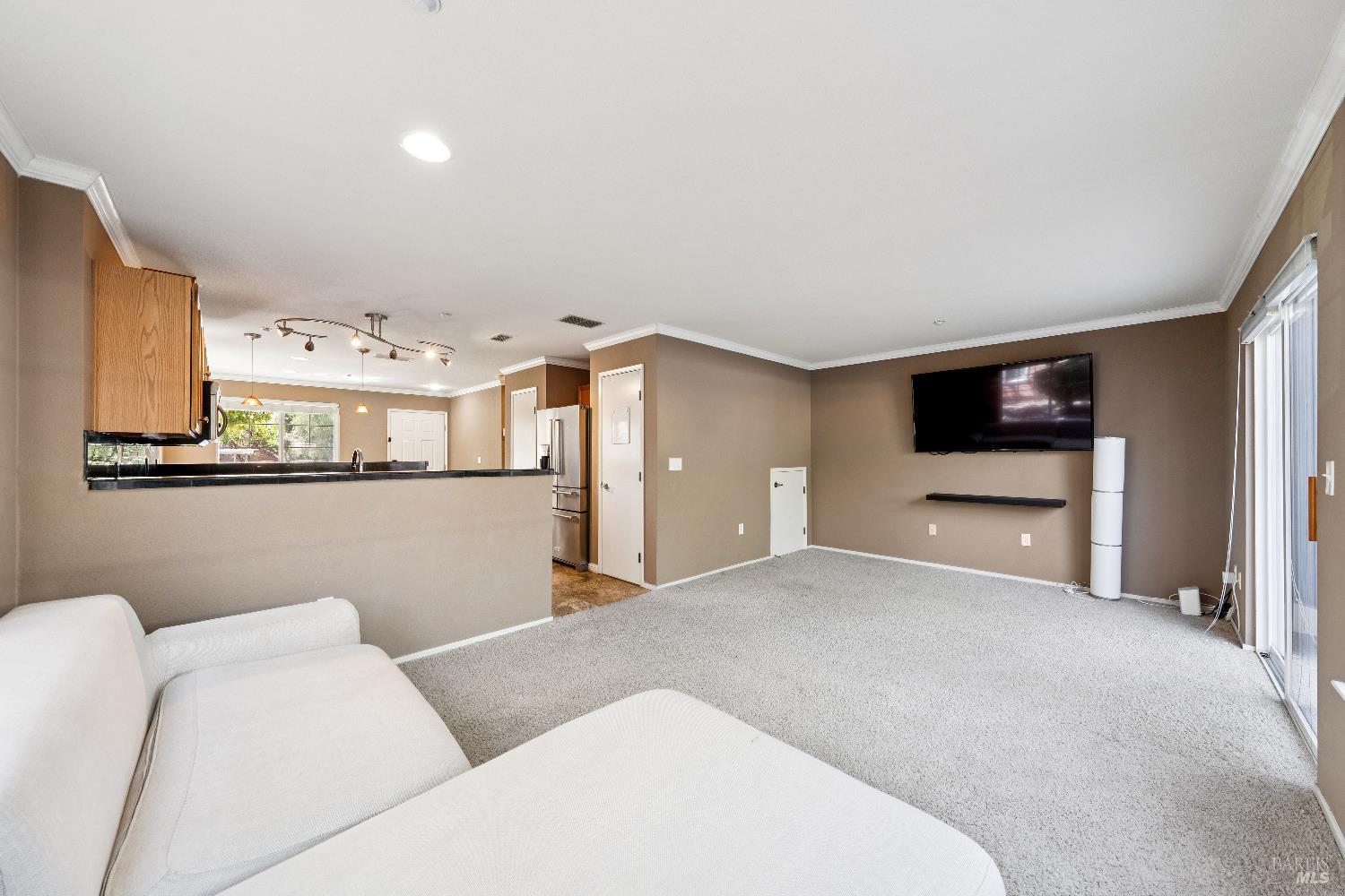 Detail Gallery Image 5 of 12 For 402 Bolling Cir, Novato,  CA 94949 - 3 Beds | 2/1 Baths