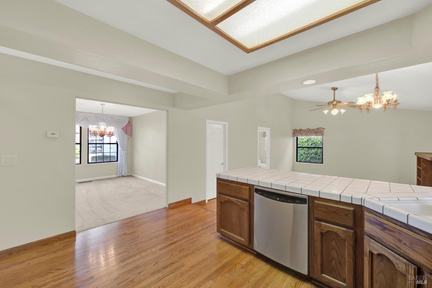 Detail Gallery Image 12 of 55 For 418 Gatehouse Dr, Vacaville,  CA 95687 - 4 Beds | 2/1 Baths