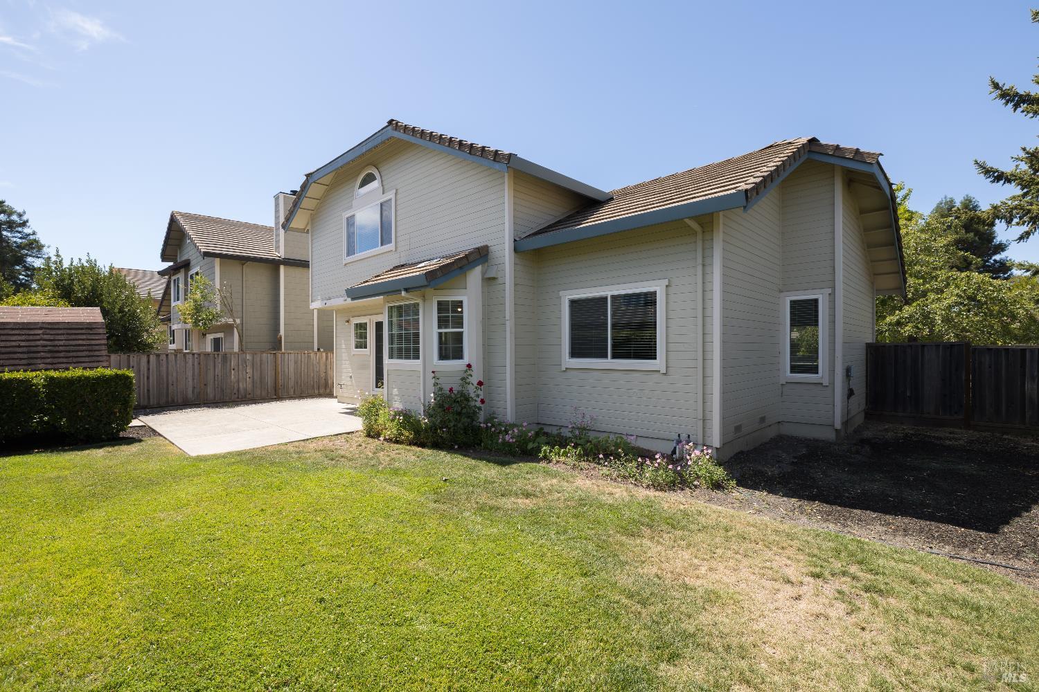 Detail Gallery Image 34 of 36 For 2189 Saint Augustine Cir, Petaluma,  CA 94954 - 3 Beds | 2/1 Baths