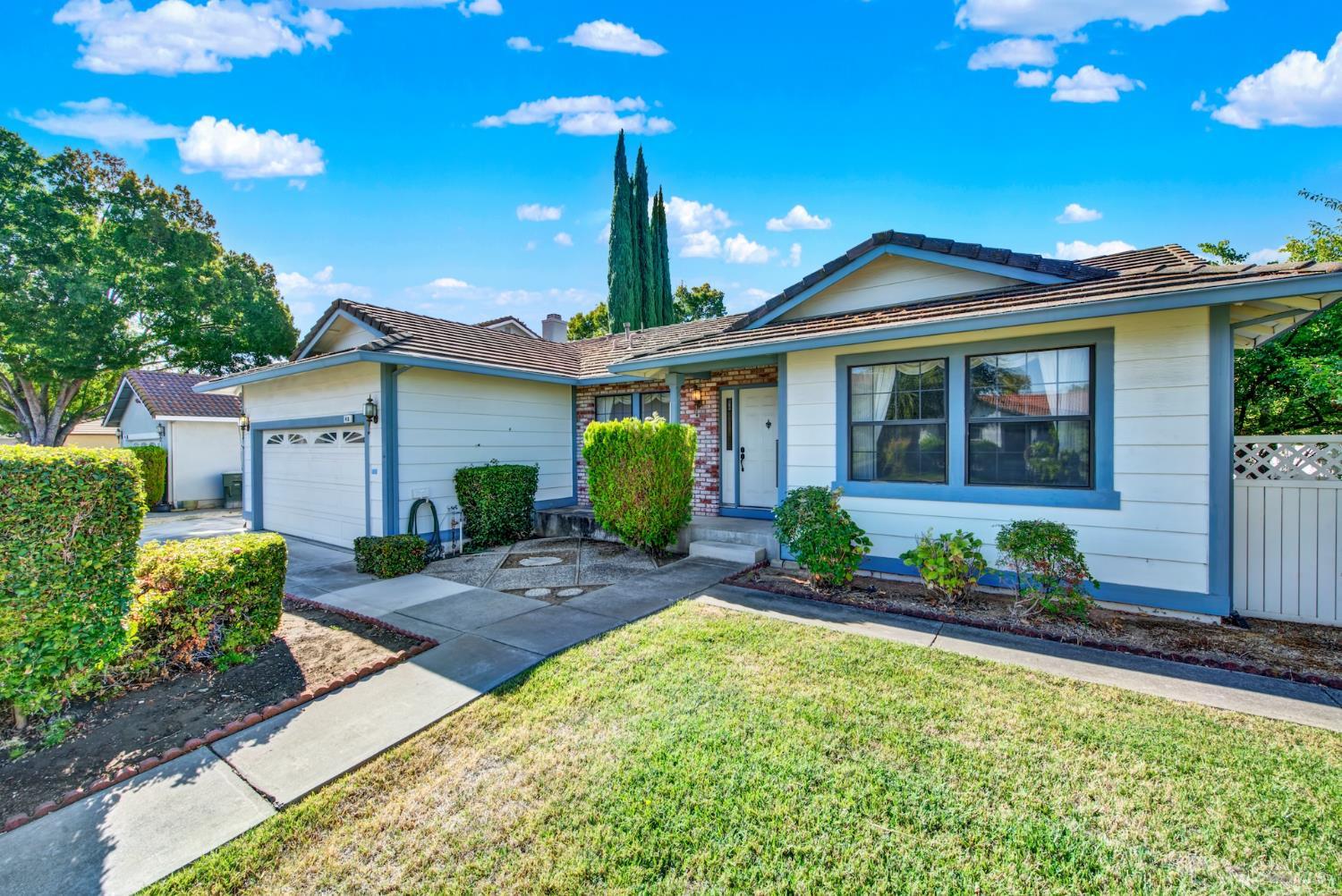 Detail Gallery Image 2 of 55 For 418 Gatehouse Dr, Vacaville,  CA 95687 - 4 Beds | 2/1 Baths