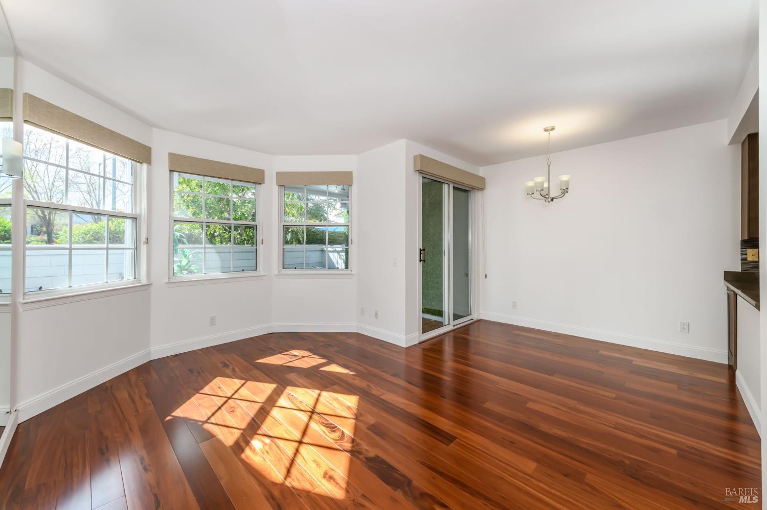 Detail Gallery Image 28 of 34 For 8 Mariners Cir, San Rafael,  CA 94903 - 2 Beds | 2 Baths