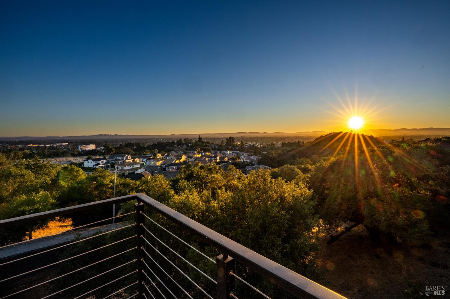 Detail Gallery Image 5 of 64 For 1966 Viewpointe Cir, Santa Rosa,  CA 95403 - 6 Beds | 5/1 Baths