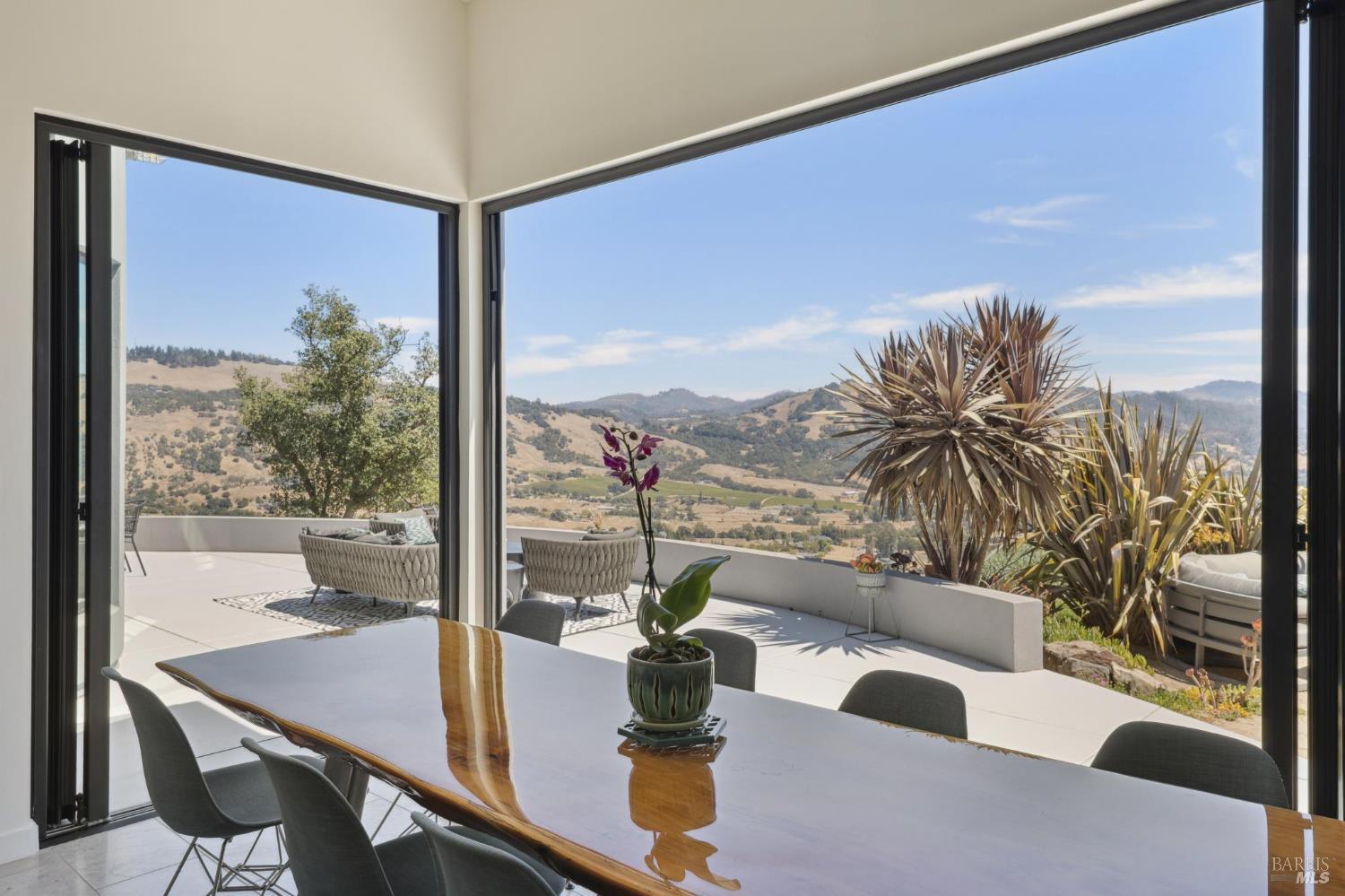 Detail Gallery Image 4 of 41 For 3929 Rincon Ridge Dr, Santa Rosa,  CA 95404 - 3 Beds | 2/1 Baths