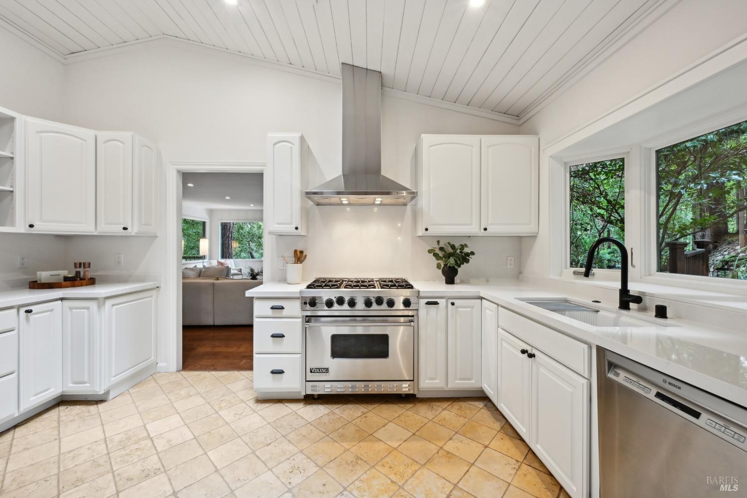 Detail Gallery Image 12 of 35 For 4 Wainwright Pl, Mill Valley,  CA 94941 - 4 Beds | 2/1 Baths