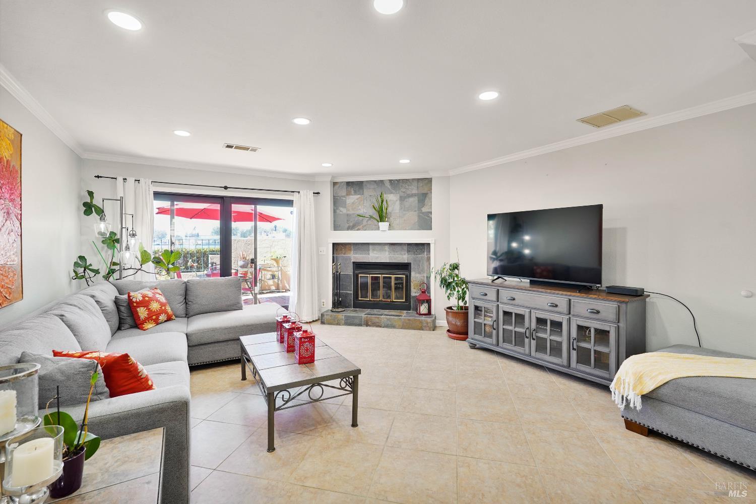 Detail Gallery Image 13 of 35 For 167 Nantucket Ln, Vallejo,  CA 94590 - 2 Beds | 2/1 Baths