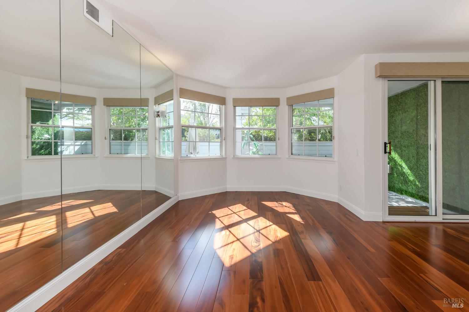Detail Gallery Image 26 of 34 For 8 Mariners Cir, San Rafael,  CA 94903 - 2 Beds | 2 Baths