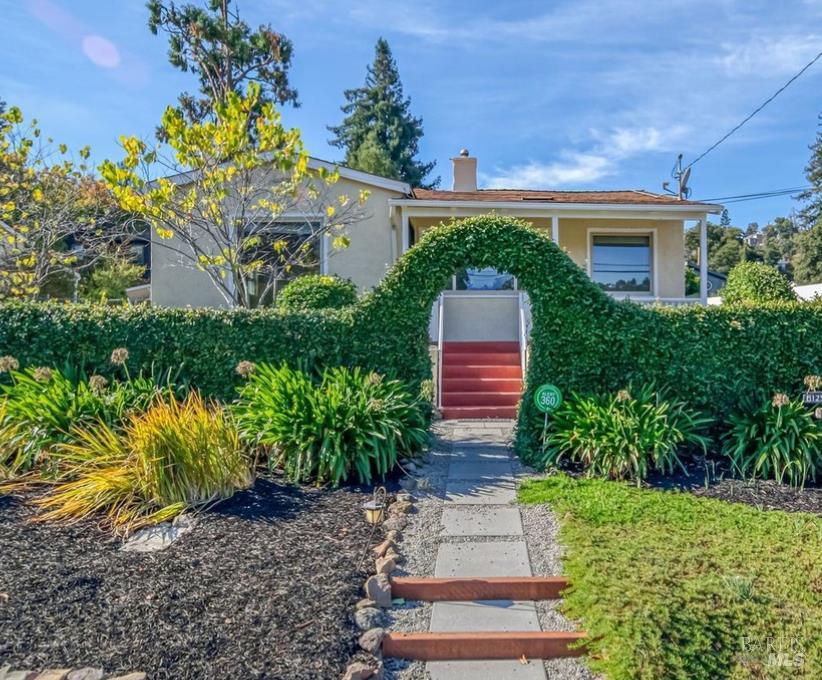 Detail Gallery Image 2 of 20 For 8125 Earl St, Oakland,  CA 94605 - 2 Beds | 2 Baths