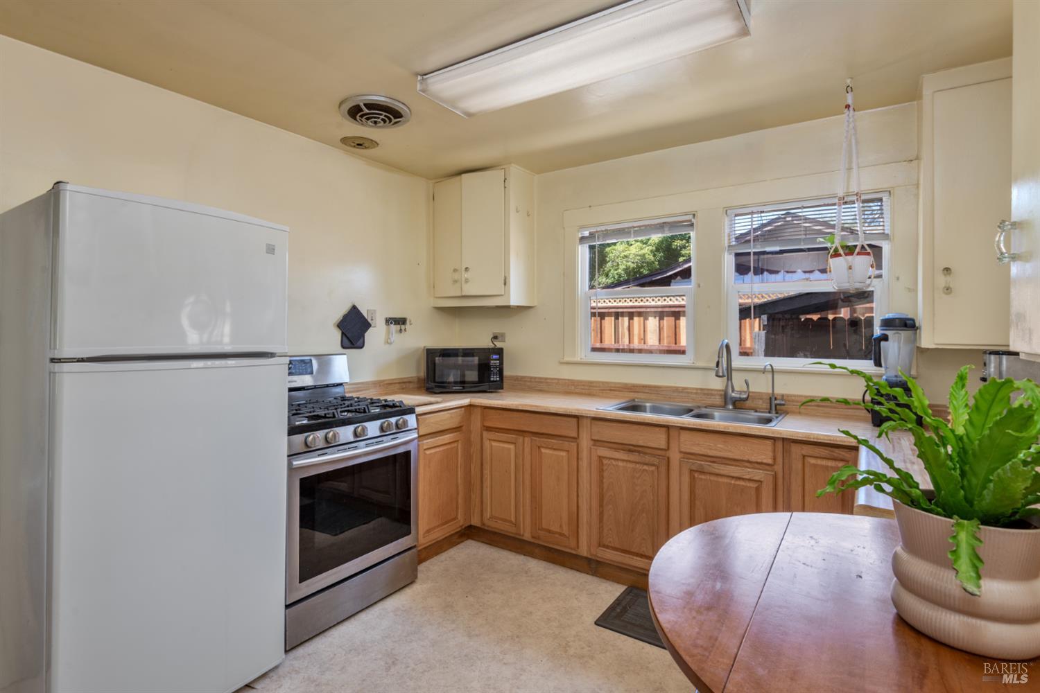 Detail Gallery Image 20 of 34 For 2311 Guerneville Rd, Santa Rosa,  CA 95403 - 3 Beds | 1 Baths