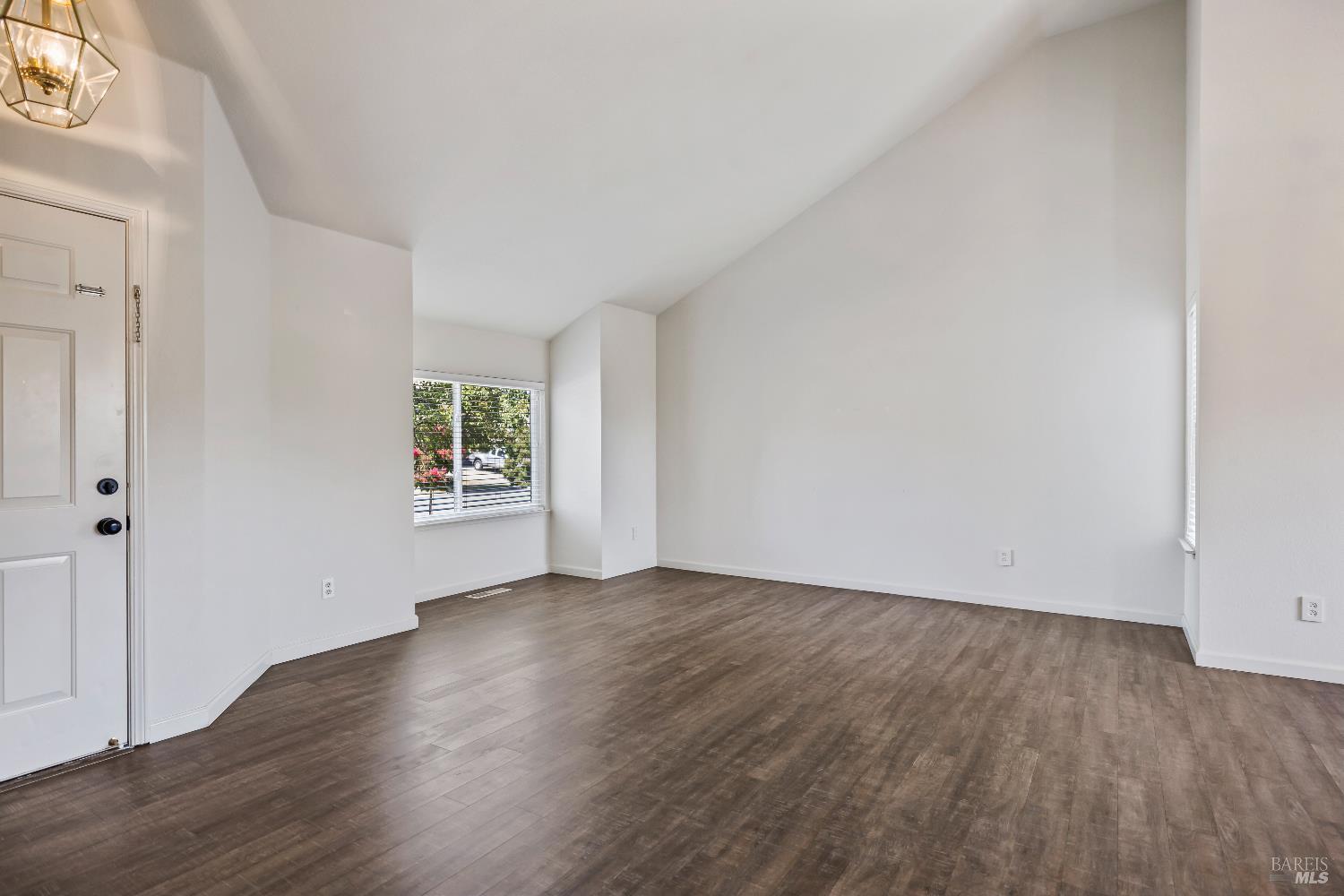 Detail Gallery Image 7 of 36 For 2189 Saint Augustine Cir, Petaluma,  CA 94954 - 3 Beds | 2/1 Baths