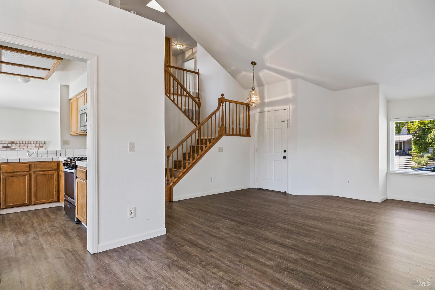 Detail Gallery Image 5 of 36 For 2189 Saint Augustine Cir, Petaluma,  CA 94954 - 3 Beds | 2/1 Baths