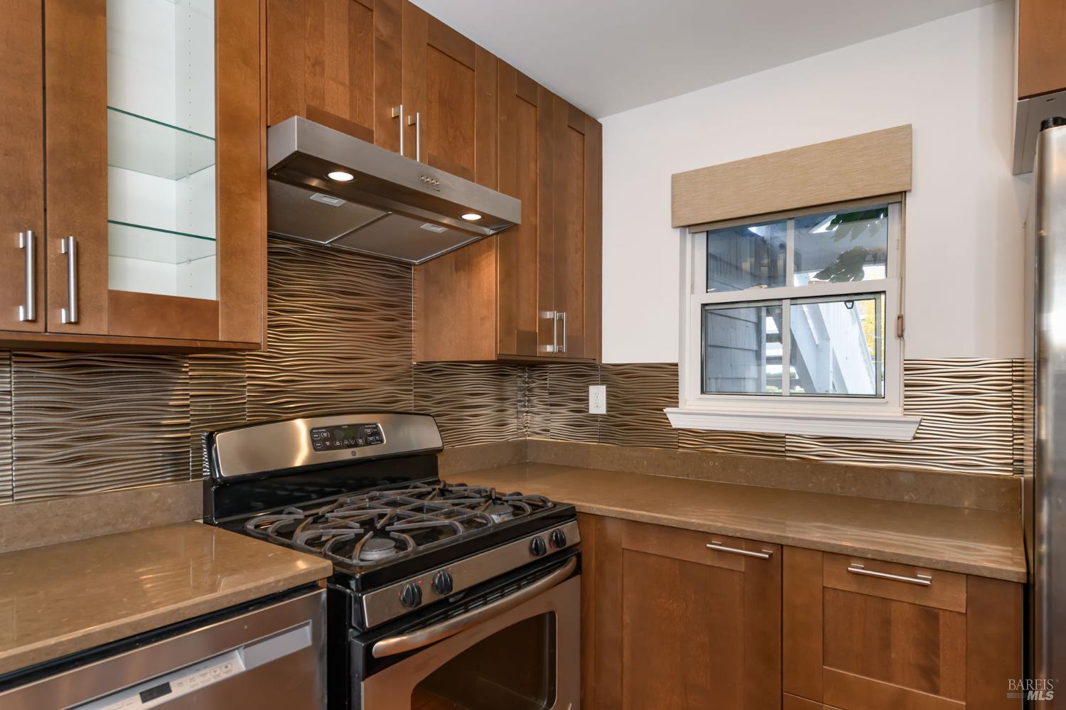 Detail Gallery Image 9 of 34 For 8 Mariners Cir, San Rafael,  CA 94903 - 2 Beds | 2 Baths