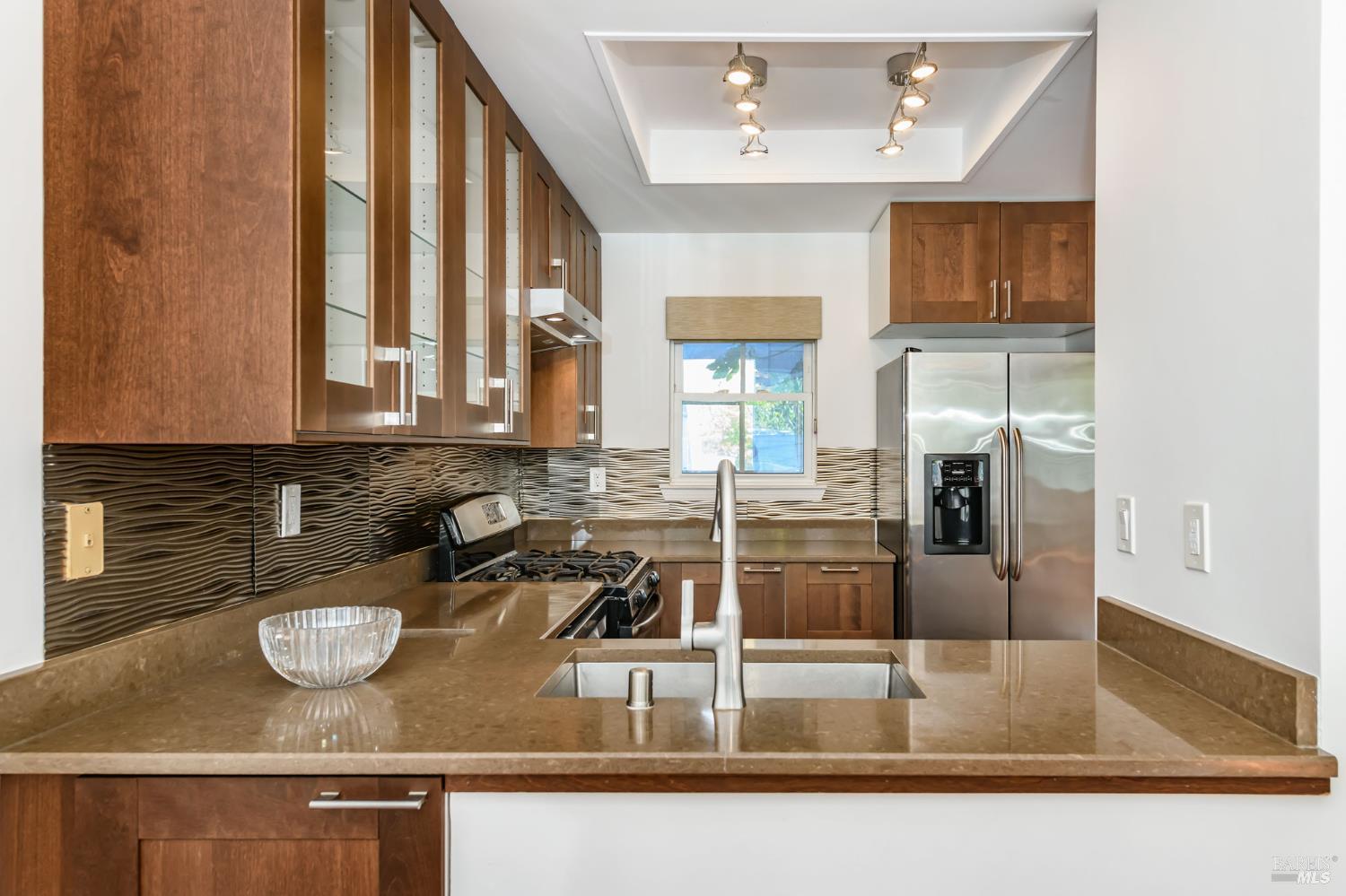 Detail Gallery Image 6 of 34 For 8 Mariners Cir, San Rafael,  CA 94903 - 2 Beds | 2 Baths