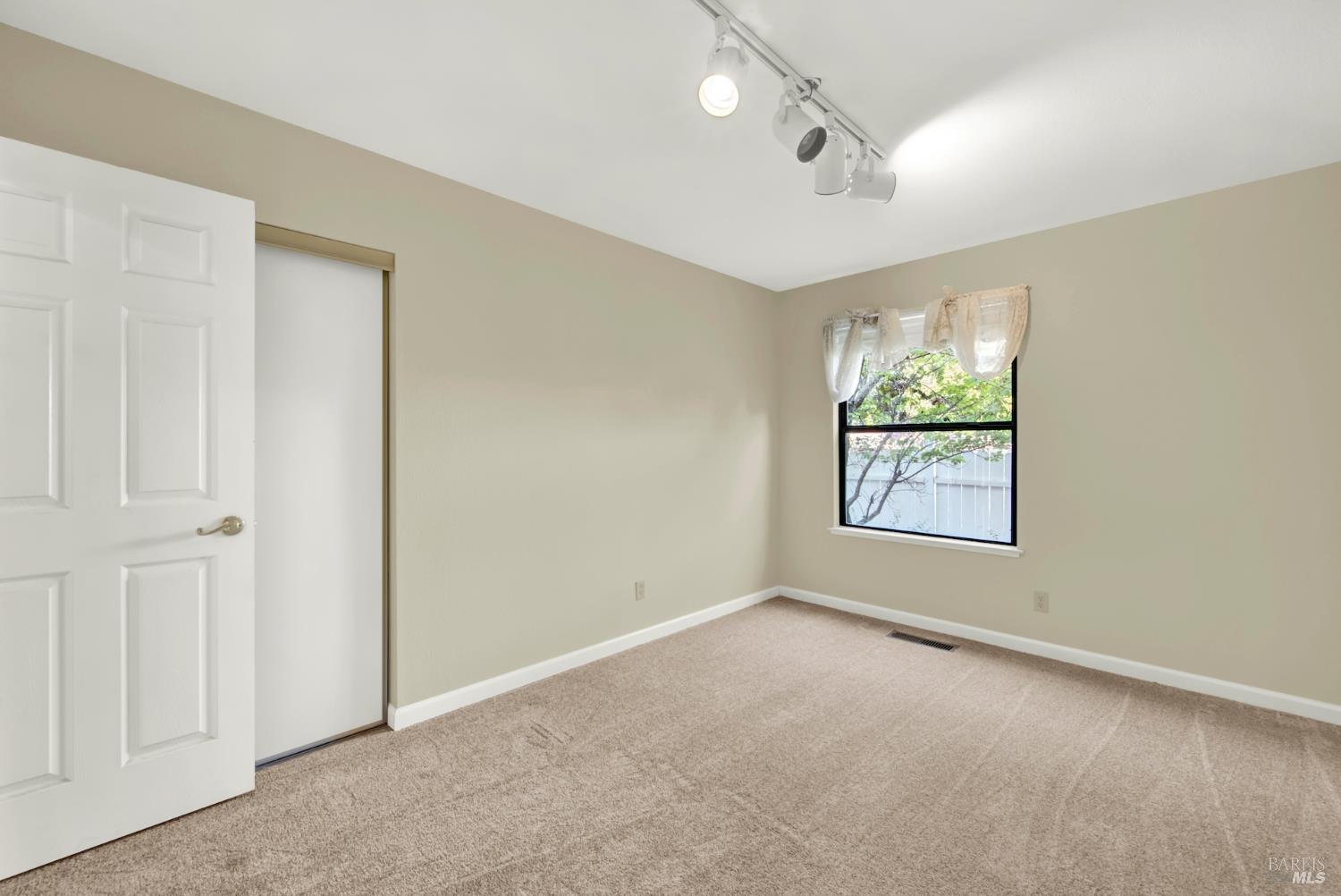 Detail Gallery Image 20 of 55 For 418 Gatehouse Dr, Vacaville,  CA 95687 - 4 Beds | 2/1 Baths
