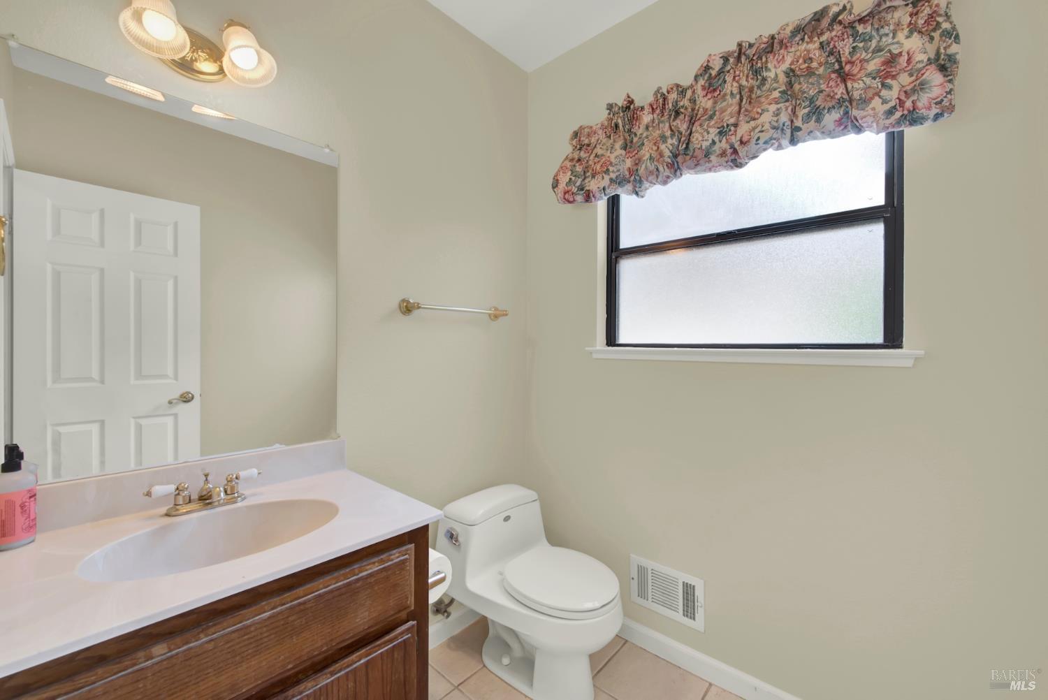 Detail Gallery Image 18 of 55 For 418 Gatehouse Dr, Vacaville,  CA 95687 - 4 Beds | 2/1 Baths