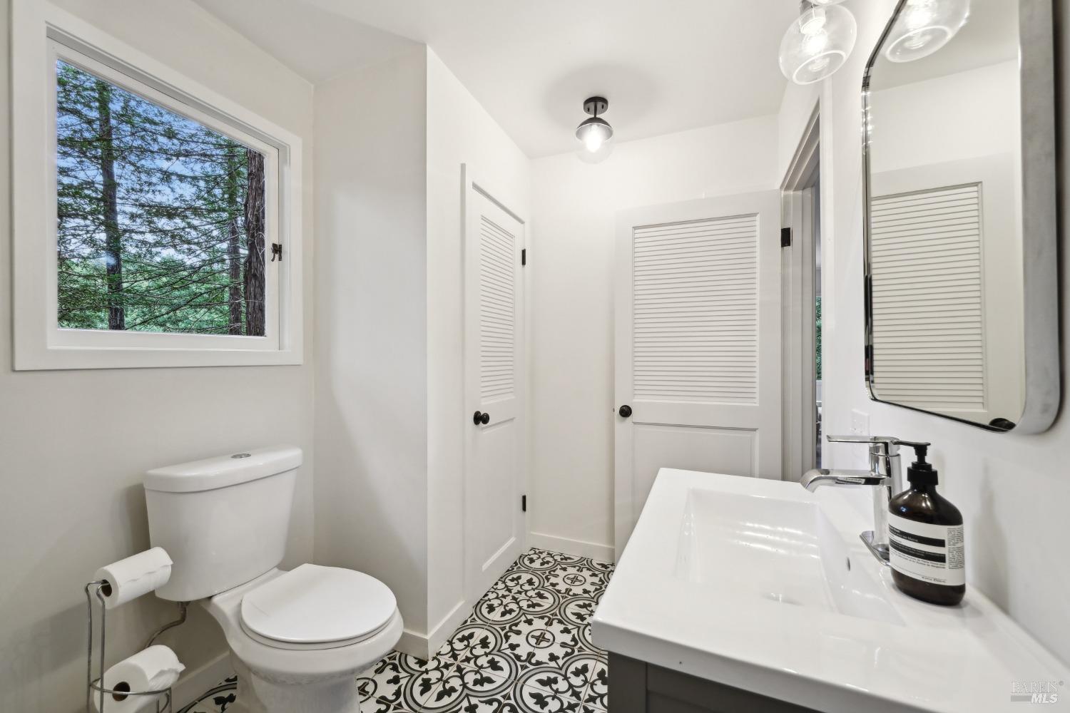 Detail Gallery Image 8 of 35 For 4 Wainwright Pl, Mill Valley,  CA 94941 - 4 Beds | 2/1 Baths