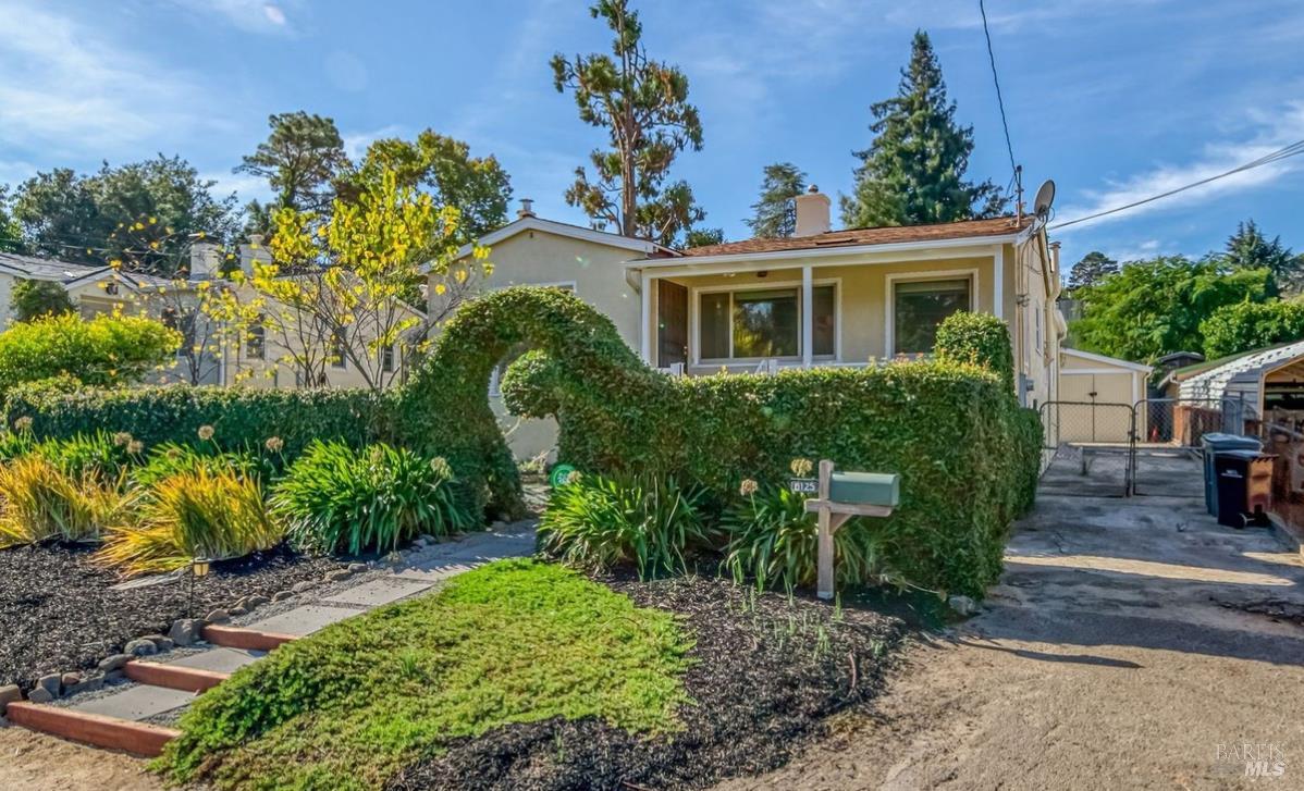 Detail Gallery Image 3 of 20 For 8125 Earl St, Oakland,  CA 94605 - 2 Beds | 2 Baths