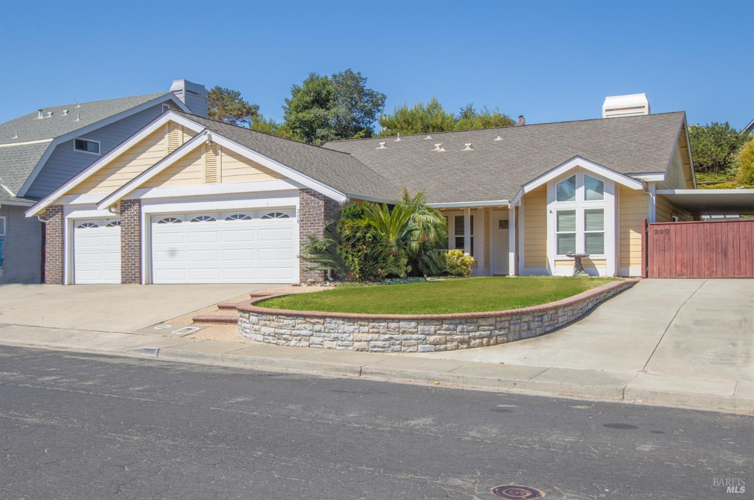 Detail Gallery Image 1 of 32 For 200 Birkdale Ct, Vallejo,  CA 94591 - 4 Beds | 2 Baths