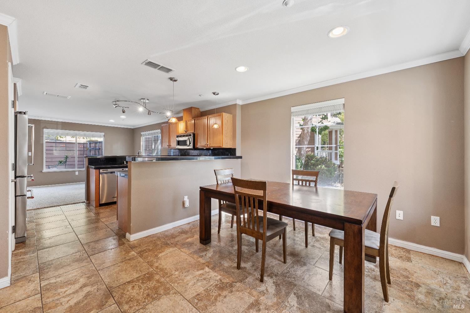 Detail Gallery Image 3 of 12 For 402 Bolling Cir, Novato,  CA 94949 - 3 Beds | 2/1 Baths