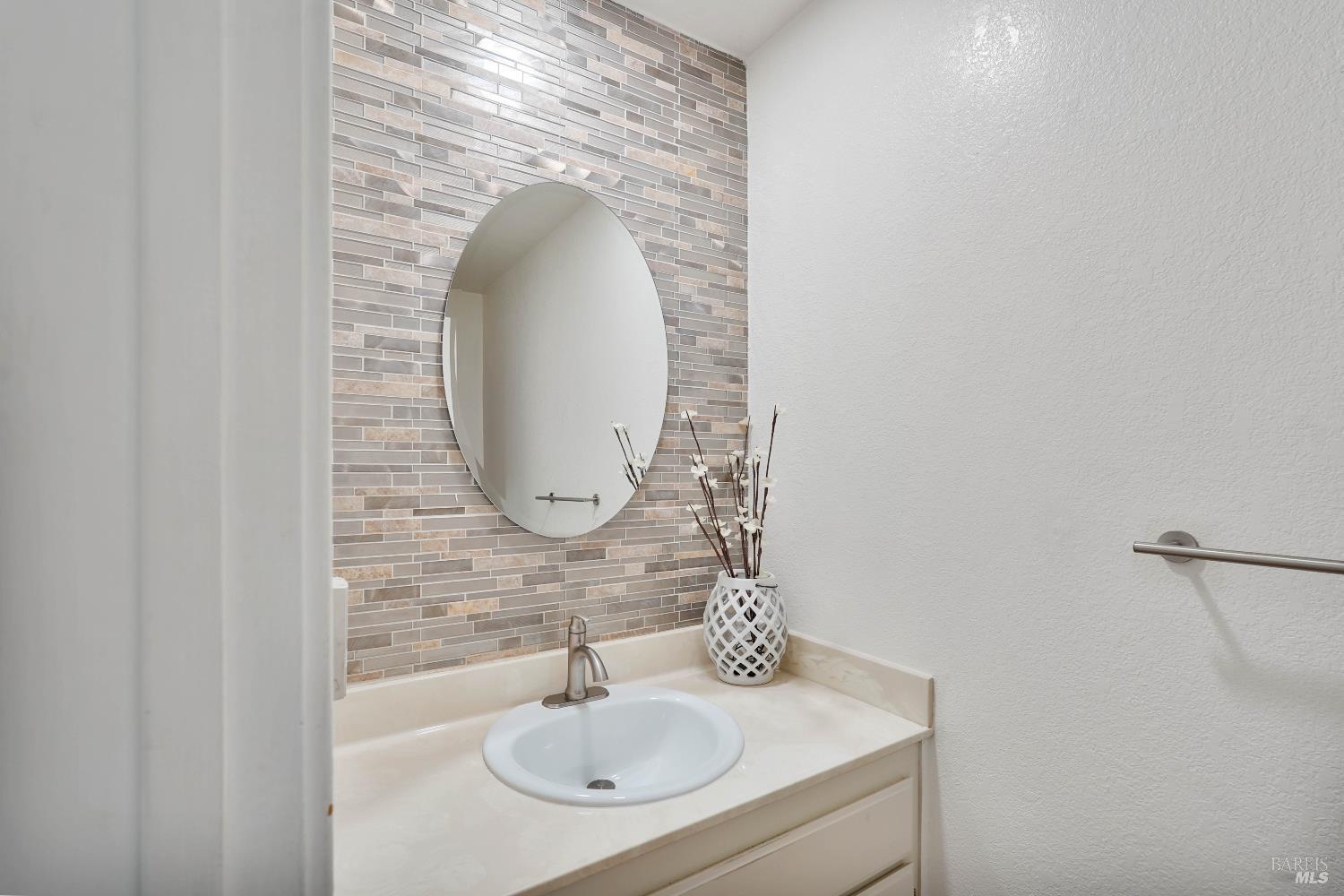 Detail Gallery Image 3 of 35 For 167 Nantucket Ln, Vallejo,  CA 94590 - 2 Beds | 2/1 Baths
