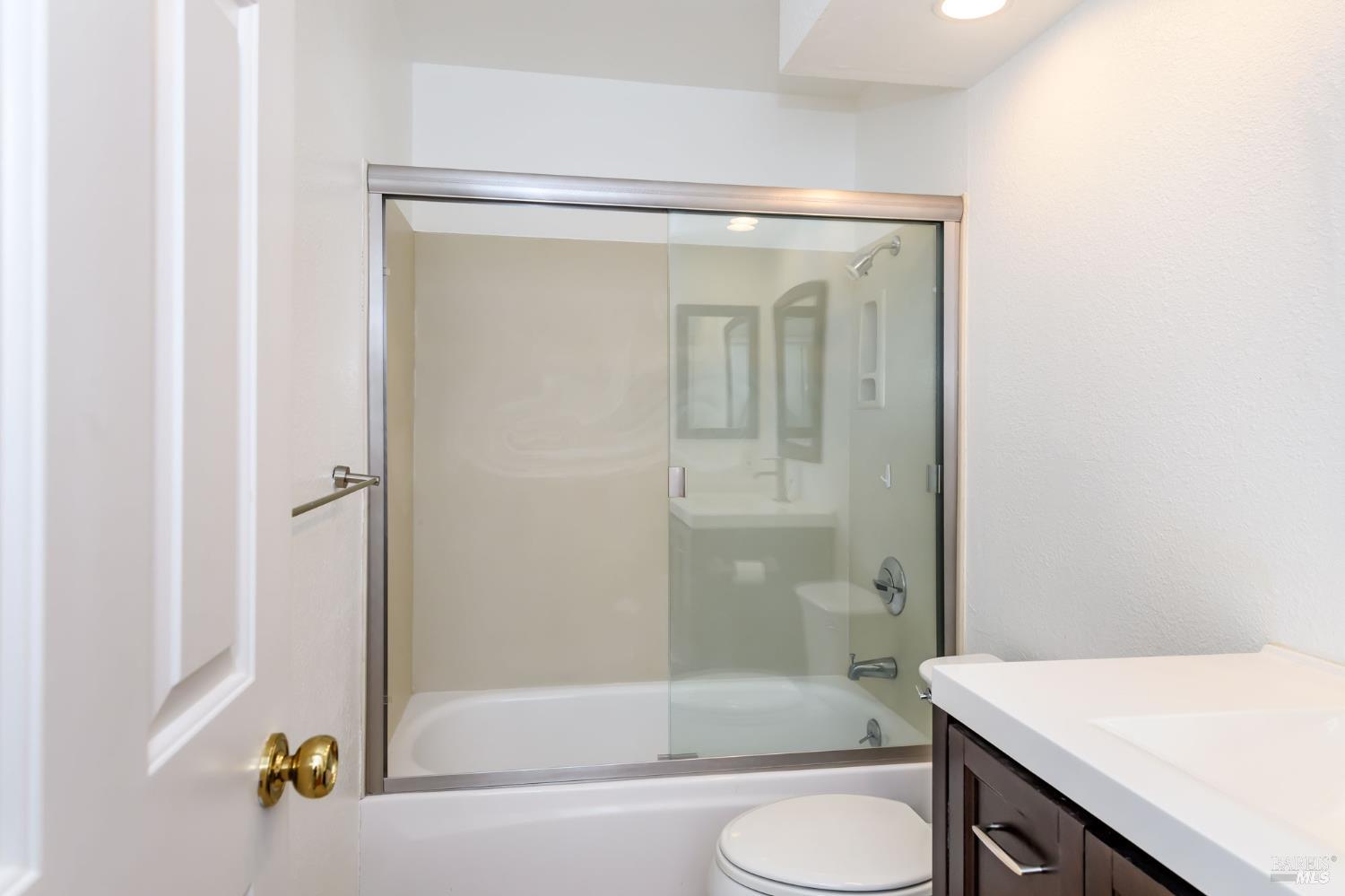 Detail Gallery Image 17 of 34 For 8 Mariners Cir, San Rafael,  CA 94903 - 2 Beds | 2 Baths