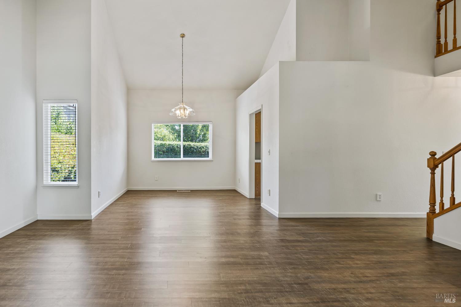 Detail Gallery Image 3 of 36 For 2189 Saint Augustine Cir, Petaluma,  CA 94954 - 3 Beds | 2/1 Baths