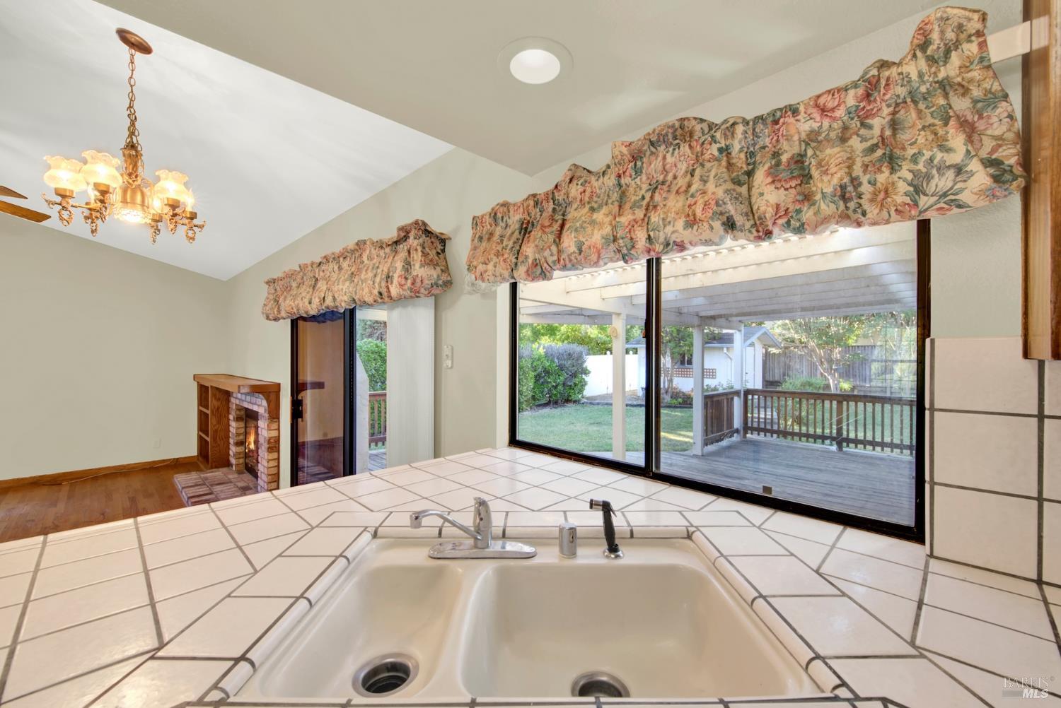 Detail Gallery Image 13 of 55 For 418 Gatehouse Dr, Vacaville,  CA 95687 - 4 Beds | 2/1 Baths