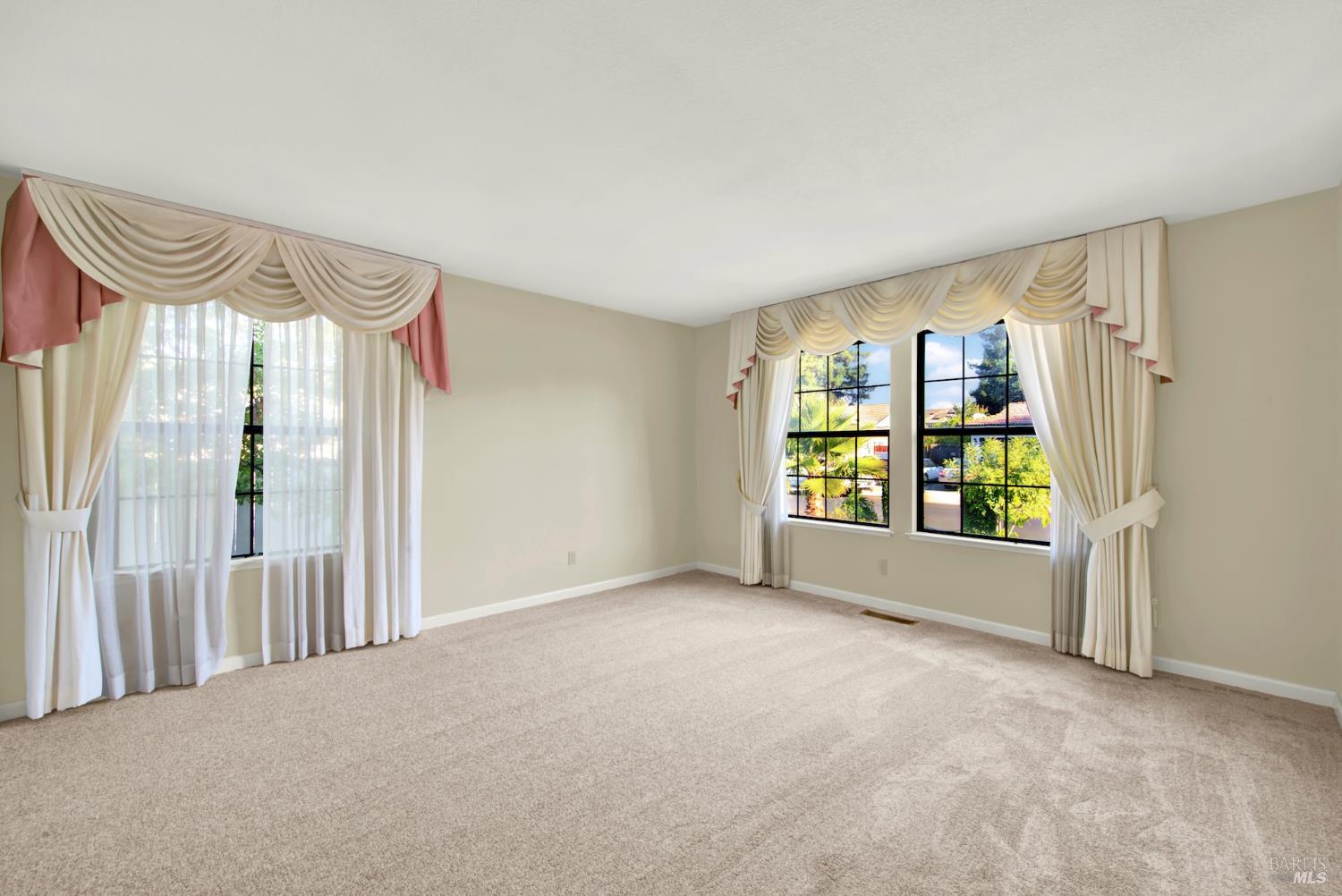 Detail Gallery Image 5 of 55 For 418 Gatehouse Dr, Vacaville,  CA 95687 - 4 Beds | 2/1 Baths