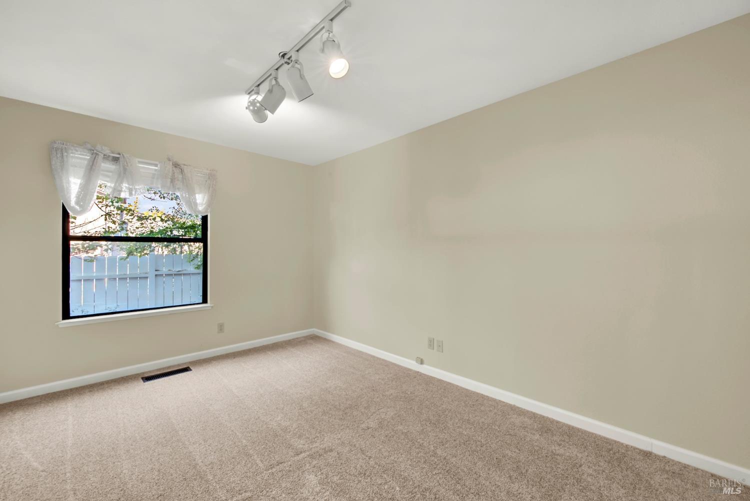 Detail Gallery Image 19 of 55 For 418 Gatehouse Dr, Vacaville,  CA 95687 - 4 Beds | 2/1 Baths
